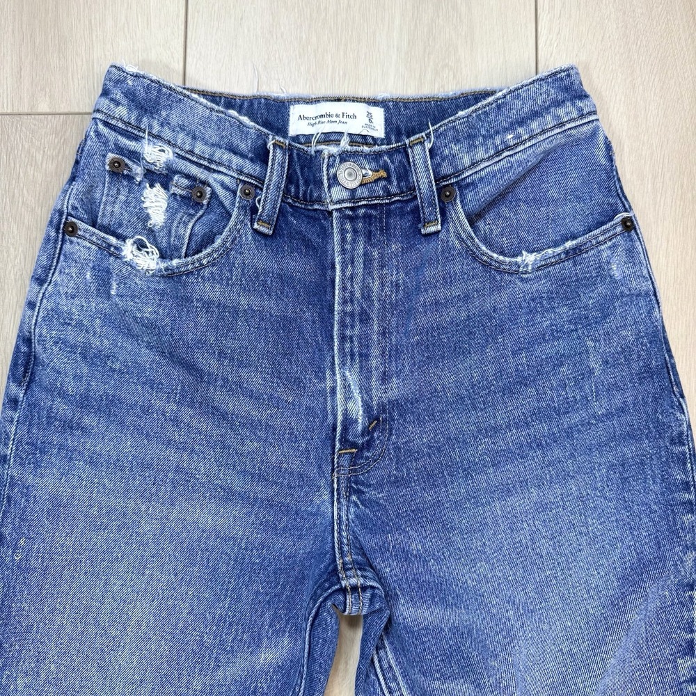 Abercrombie High Rise Mom Jeans Size 25 (24) Distressed Blue Denim Raw Hem Crop - Picture 2 of 8